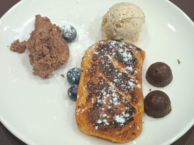 Pan brioche de Baileys con helado de palomita, garnache de chocolate y bombones de frambuesa