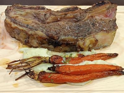Costilla de Angus a baja temperatura con parmentiere y zanahorias caramelizadas