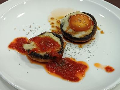 Nido de champiñón relleno de parmentiere con yema curada en soja
