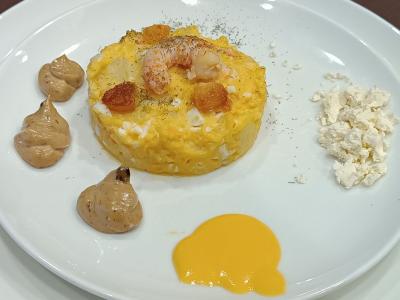 Ensaladilla de gambas con mayonesa de ajo negro y polvo de gamba