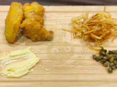 Alitas de pollo a baja temperatura con alioli, alcaparras y patatas paja