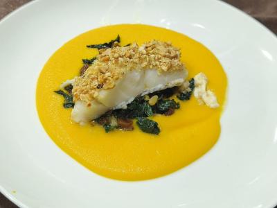 Bacalao cantábrico con costra sobre puré de zanahoria