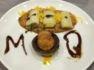 Calçot galego con salsa romesco / Xema de ovo rechea de trufa