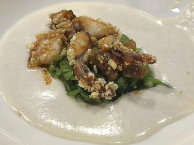Anca de rana sobre ensalada marinera y ajoblanco de coco