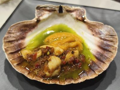 Carpaccio de Vieiras sobre crema de boniato y naranja con gel de cebolla caramelizada