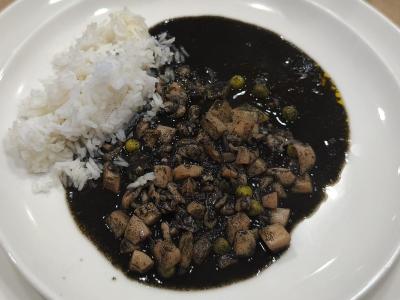 Chocos de la ría en su tinta con arroz basmati