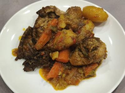 Conejo Canalla con guarnición de patatas