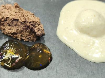 Helado de tarta de Santiago con mouse de chocolate y bombones de queimada