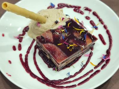 Tarta de pera al vino tinto con helado de vino de Aragón, barquillo y gel de vino tinto