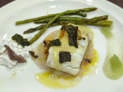 Carpaccio de gamba con lomo de bacalao, polvo de aceite, espárragos trigueros, vinagreta de pistacho y tomates semisecos