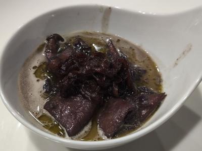 Cebolla confitada con chipirones, crema de boletus y acompañada de cebolla caramelizada en vino tinto