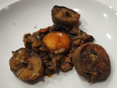 Guiso de níscalos con yema curada y rebozada en panko, acompañada de anguila frita