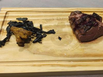 Pechuga de pato con setas salteadas