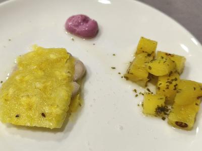 Festival de la piña con helado de coco(piña osmotizada en menta, piña deshidratada, piña caramelizada y polvo congelado de piña)