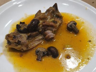 Manitas de cerdo estofadas con setas de temporada