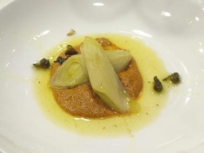 Puerro confitado con vinagreta de frutos secos y esferas de romescu