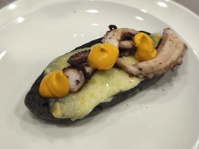 Tosta de pan negro con pulpo a la brasa, mayonesa de ajada y queso de San Simón