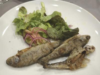Truchas fritas con ensalada de tomate negro y lechugas variadas