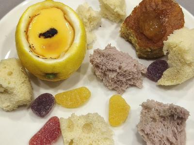 Un limón y medio limón con bizcocho de plátano, rocas de diversos sabores y un poco de freestyle