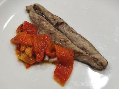 Xarda al horno con ensalada de pimientos al estilo Avelino