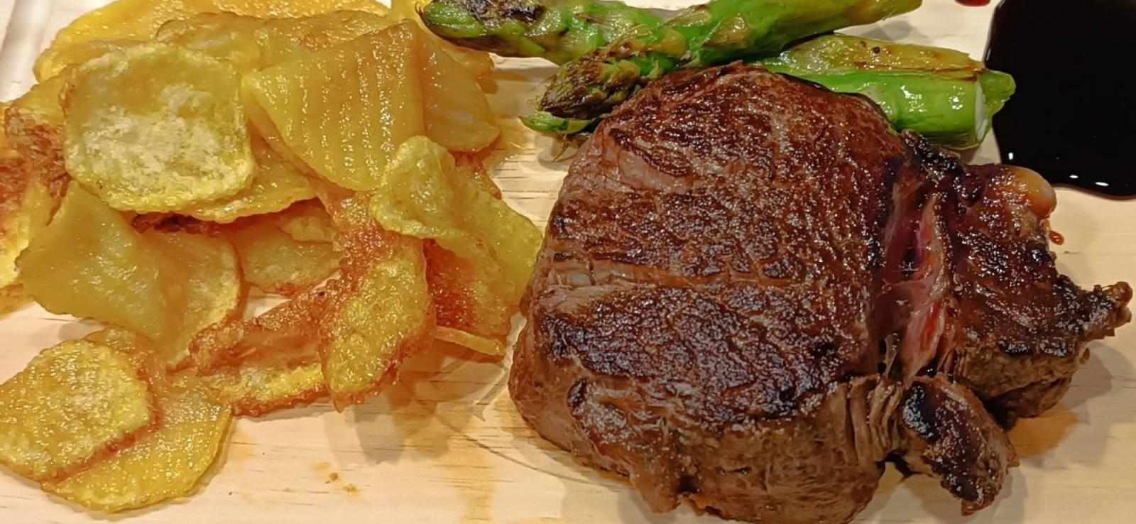 Solomillo con reducción de Pedro Ximénez, trigueros y patatas