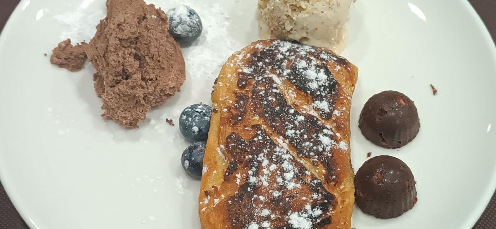 Pan brioche de Baileys con helado de palomita, garnache de chocolate y bombones de frambuesa