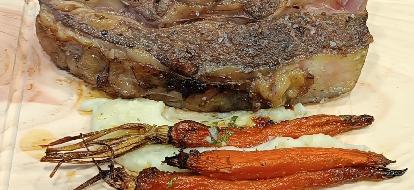 Costilla de Angus a baja temperatura con parmentiere y zanahorias caramelizadas