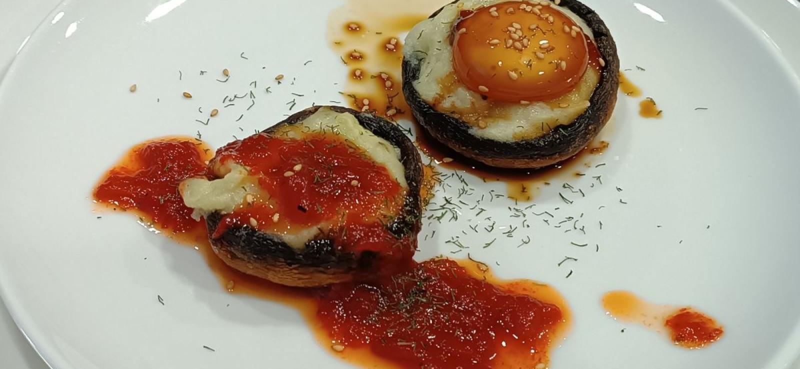 Nido de champiñón relleno de parmentiere con yema curada en soja