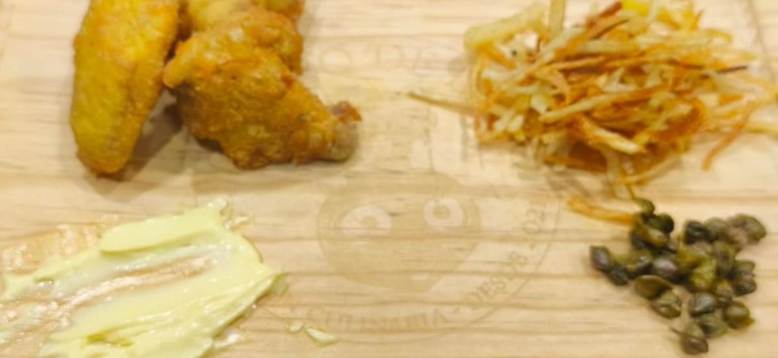 Alitas de pollo a baja temperatura con alioli, alcaparras y patatas paja