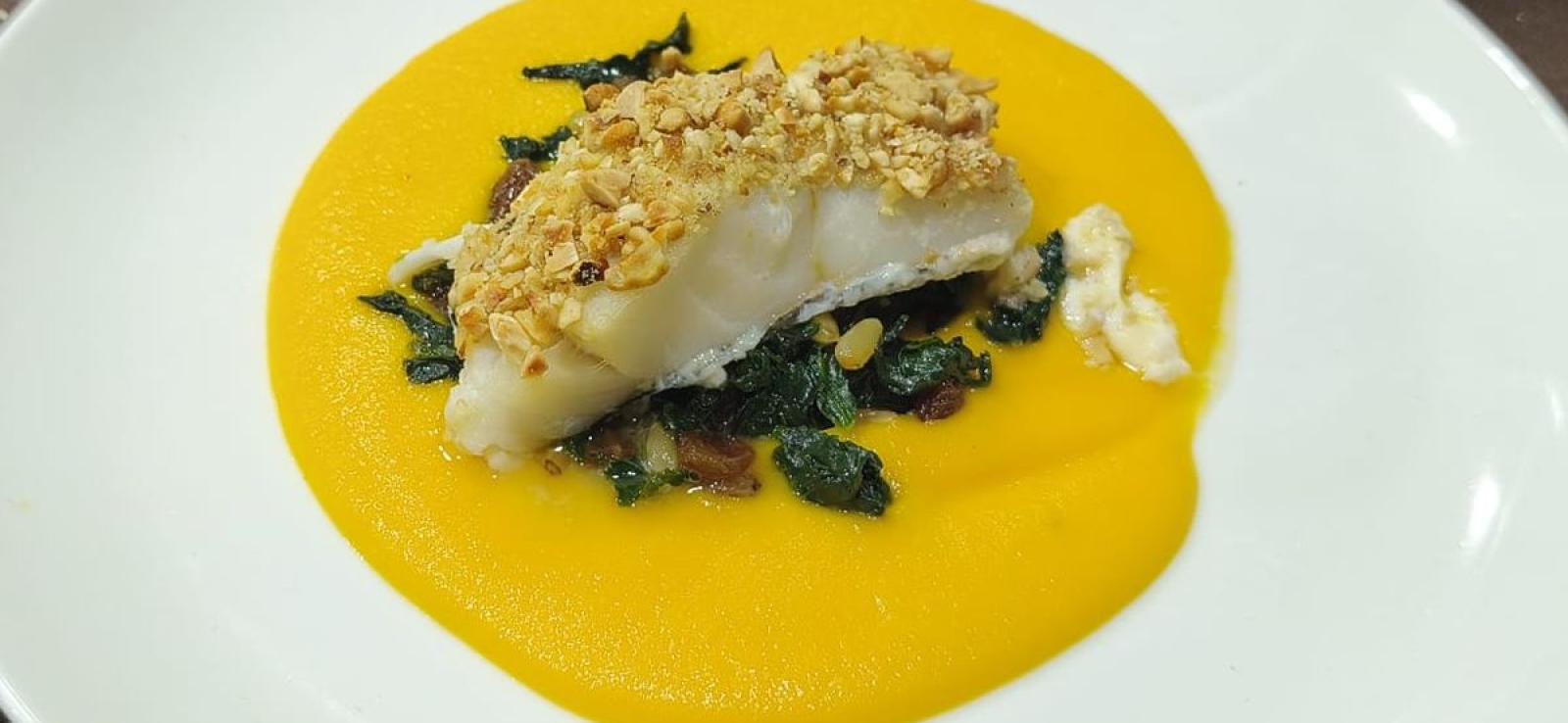 Bacalao cantábrico con costra sobre puré de zanahoria