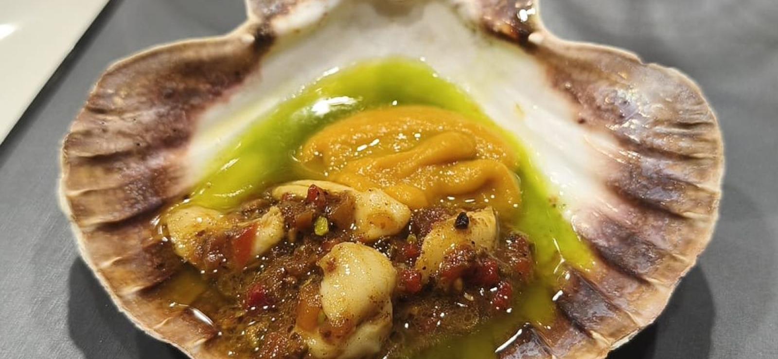 Carpaccio de Vieiras sobre crema de boniato y naranja con gel de cebolla caramelizada
