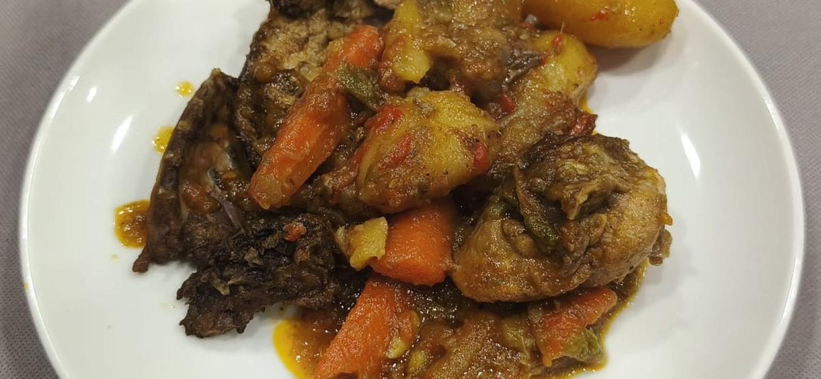 Conejo Canalla con guarnición de patatas