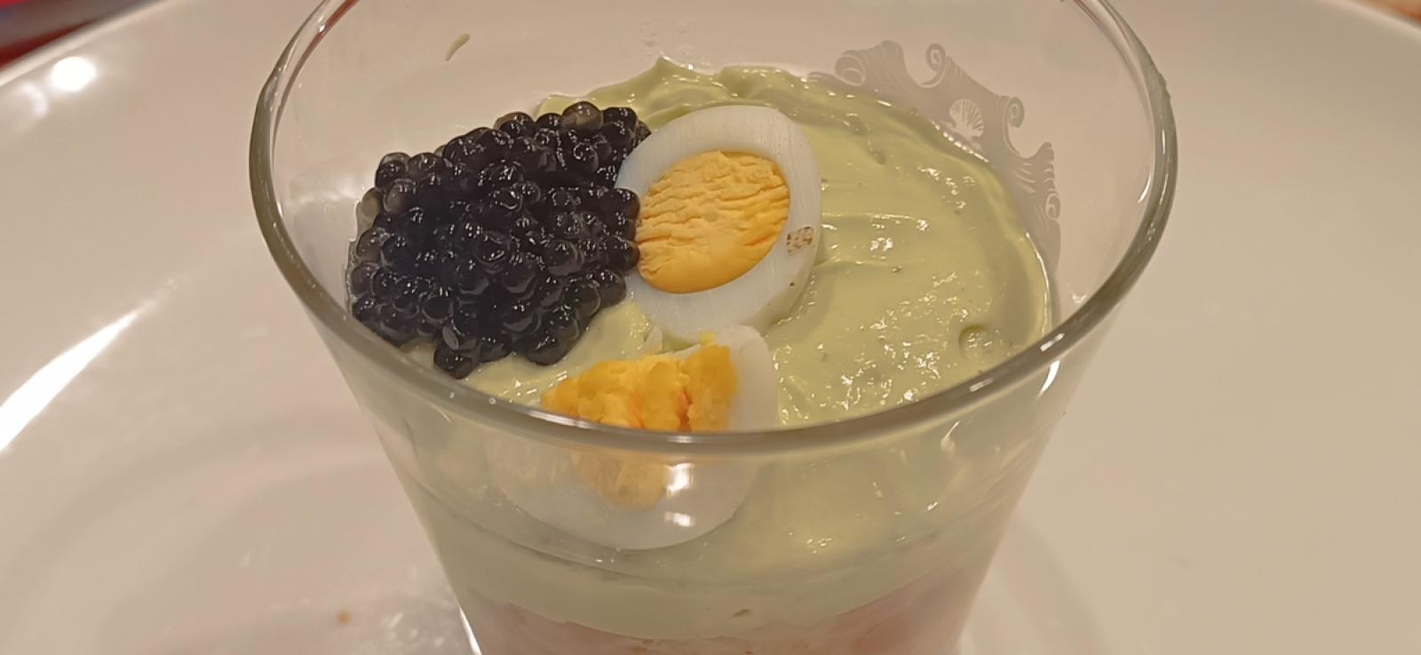 Crema de yogurt y aguacate sobre tartar de salmón ahumado y langostinos, huevos de codorniz y caviar
