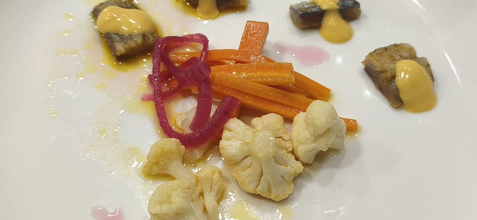 Escabeche de Xarda sobre sorpresas de la huerta