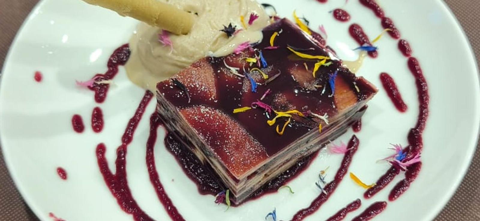 Tarta de pera al vino tinto con helado de vino de Aragón, barquillo y gel de vino tinto
