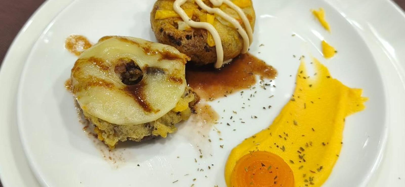 Dónut de carrillera con parmentiere de boniato y zanahorias caramelizadas