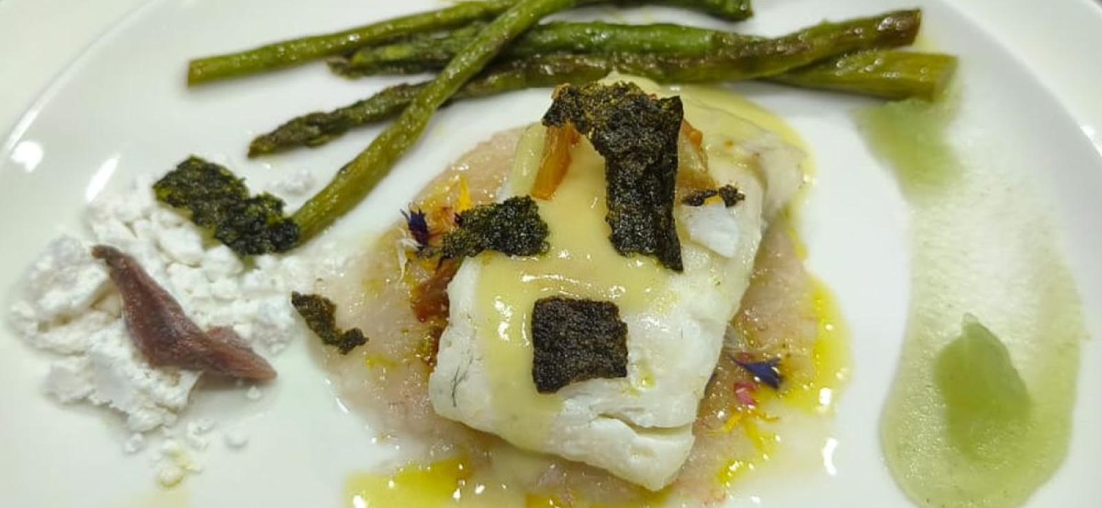 Carpaccio de gamba con lomo de bacalao, polvo de aceite, espárragos trigueros, vinagreta de pistacho y tomates semisecos