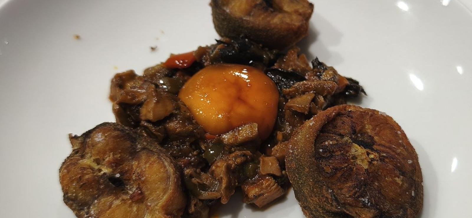 Guiso de níscalos con yema curada y rebozada en panko, acompañada de anguila frita
