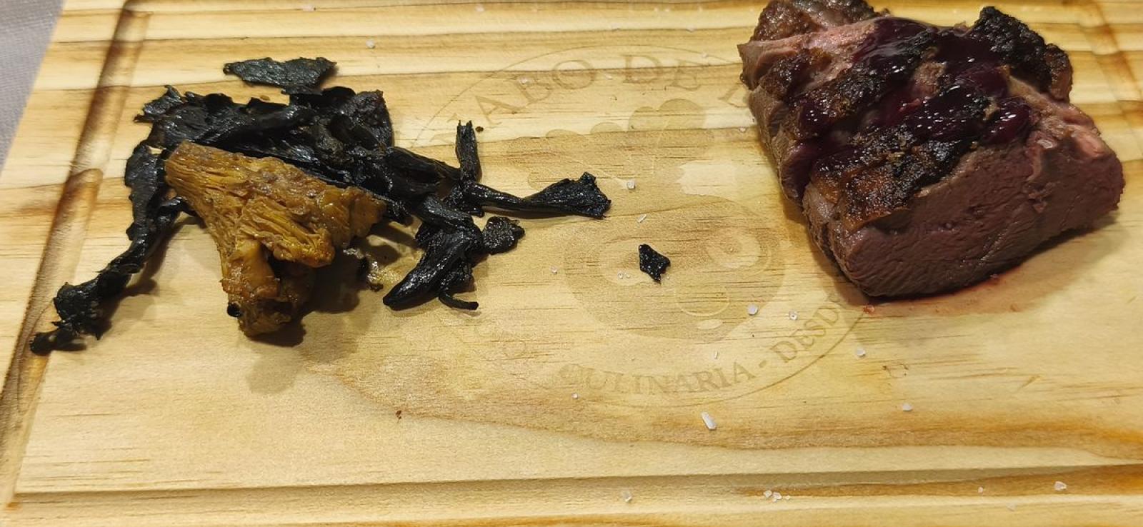 Pechuga de pato con setas salteadas