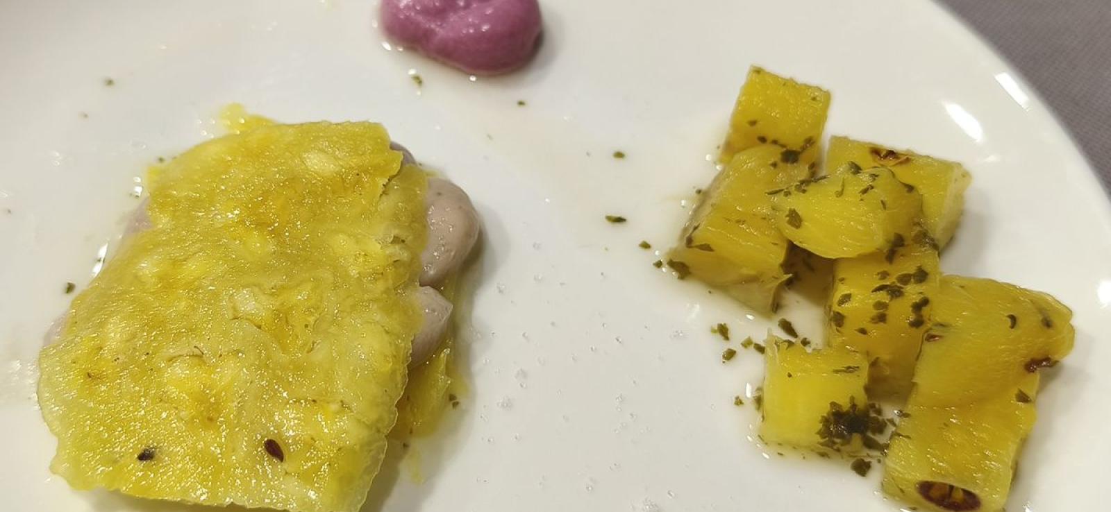 Festival de la piña con helado de coco(piña osmotizada en menta, piña deshidratada, piña caramelizada y polvo congelado de piña)