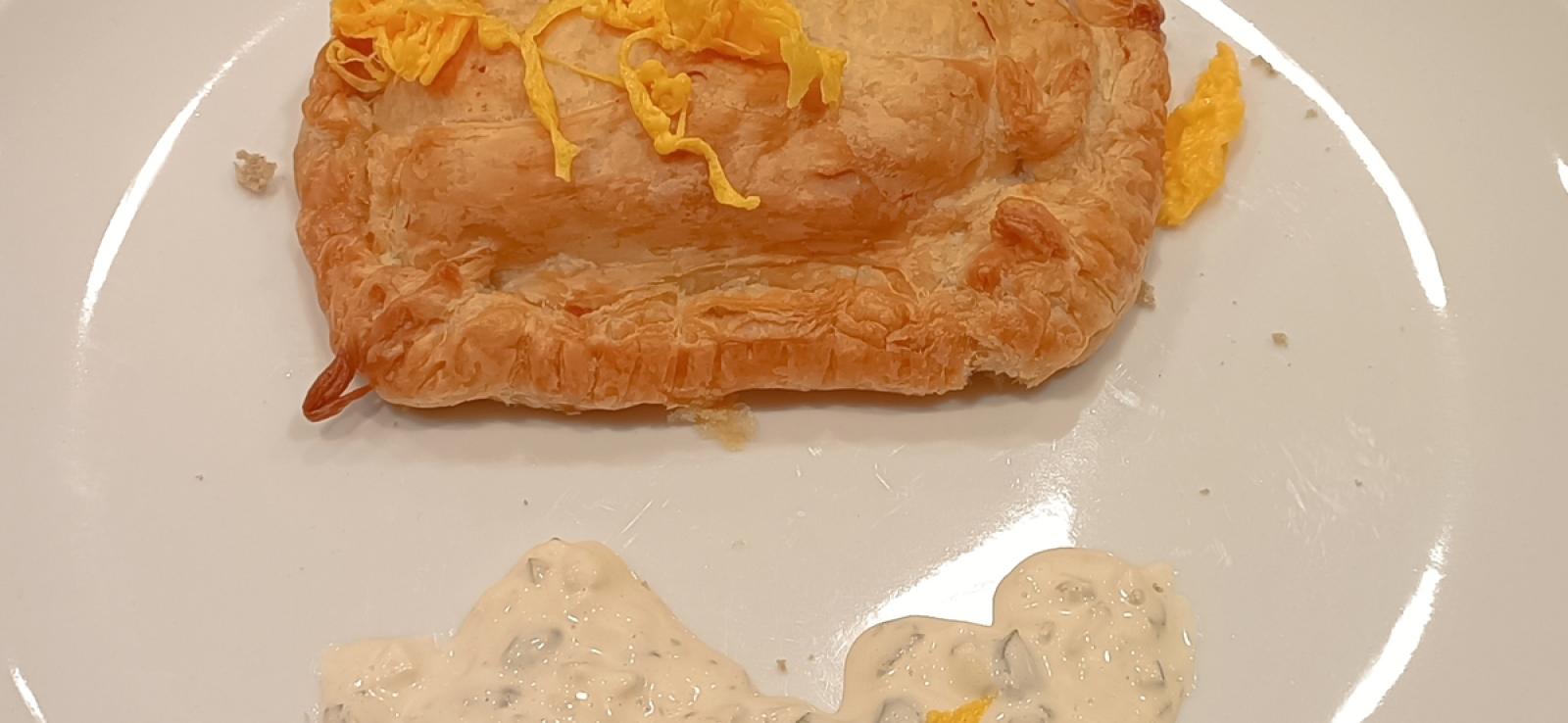 Lubina y centolla en hojaldre con salta tártara e ovo fiado