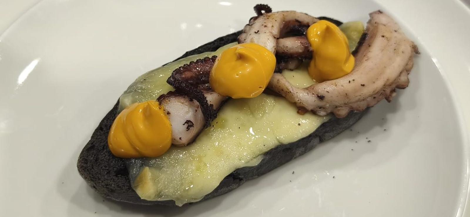 Tosta de pan negro con pulpo a la brasa, mayonesa de ajada y queso de San Simón