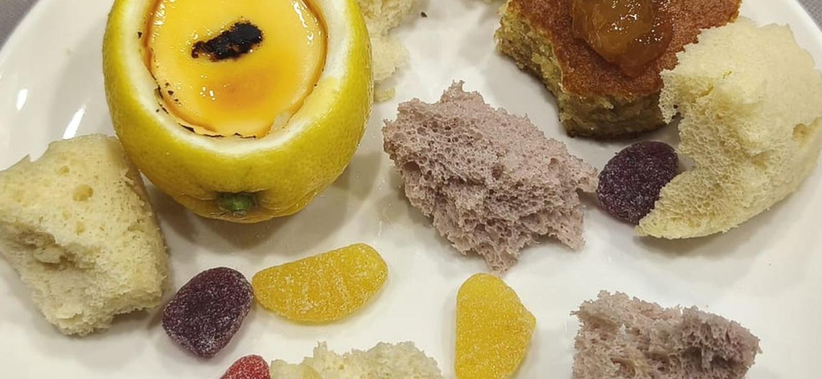 Un limón y medio limón con bizcocho de plátano, rocas de diversos sabores y un poco de freestyle